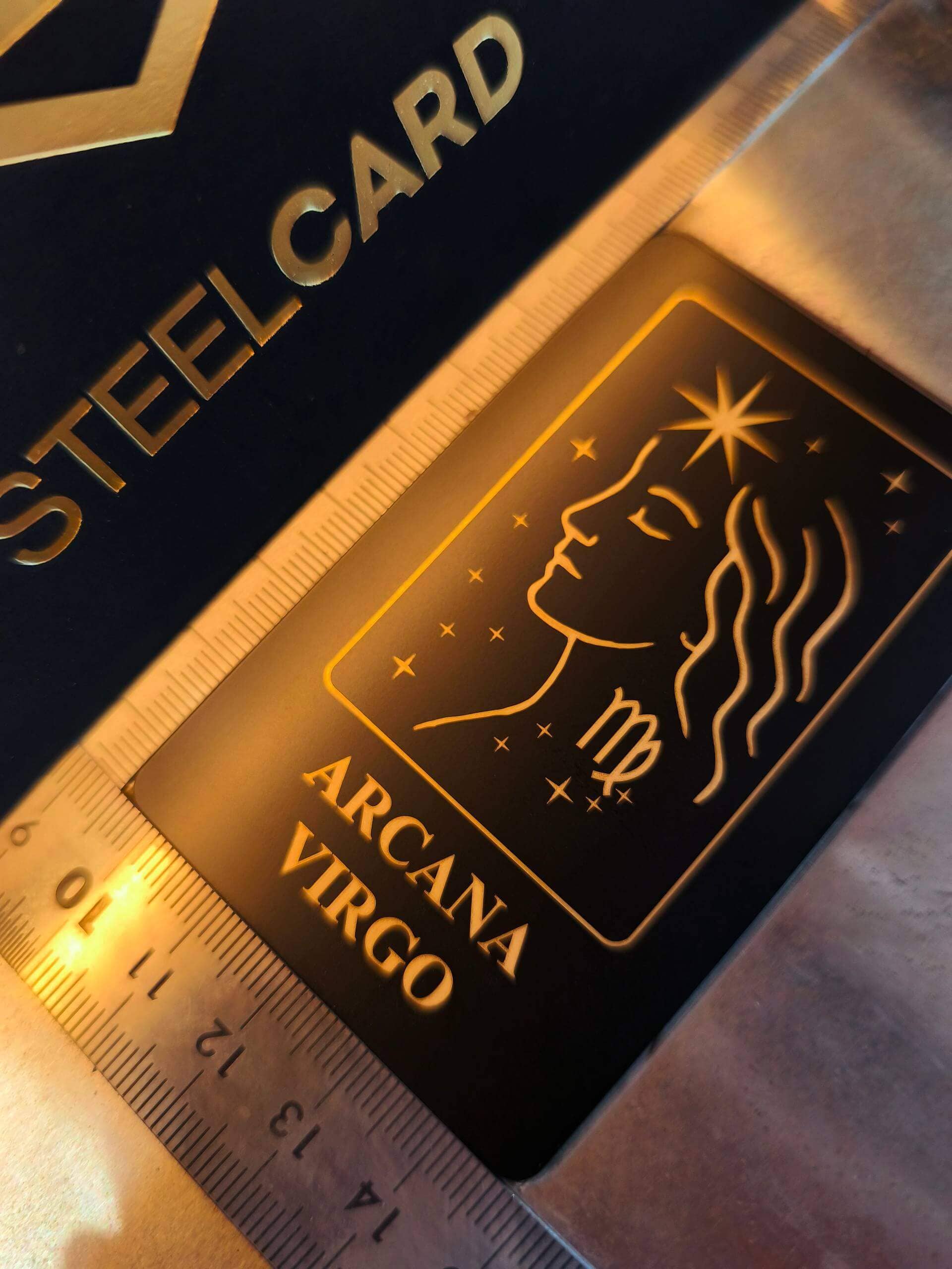 Персонализированная металлическая визитка для астролога, изготовленная STEELCARD